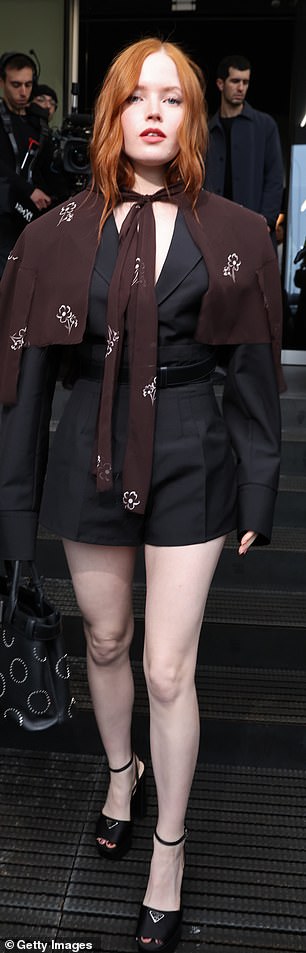 Элли продемонстрировала свои гибкие ноги в откровенном образе