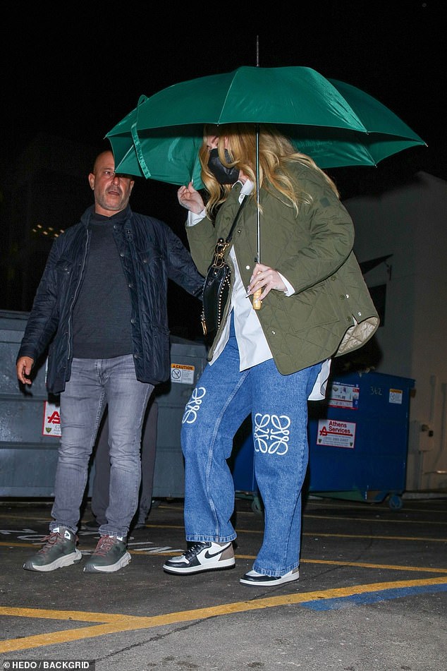 Певица выглядела непринужденно в джинсах LOEWE Anagram стоимостью 875 фунтов стерлингов (1104 доллара США), зеленой стеганой куртке и сумочке Dior.