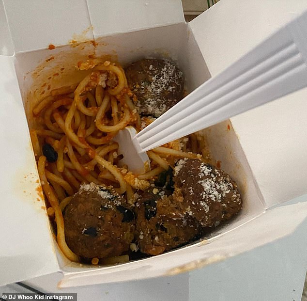 В посте DJ Whoo Kid он поделился двумя другими фотографиями коробки с едой на вынос из ресторана Эминема.  Трио продемонстрировало свою поддержку Mom's Spaghetti после того, как недавно негативный отзыв стал вирусным.