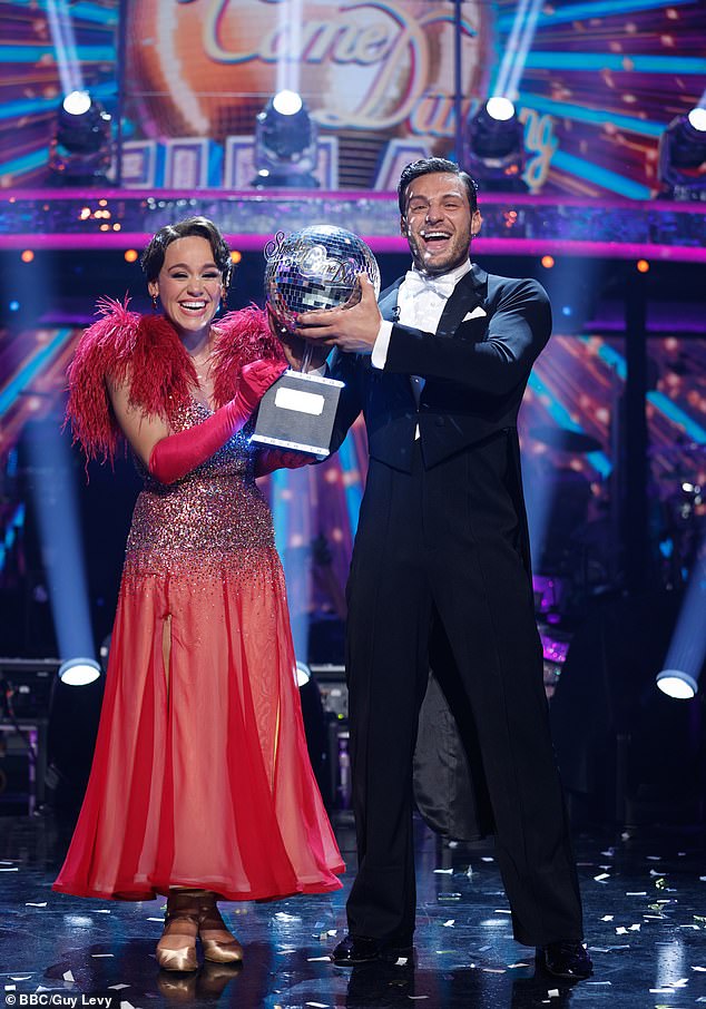 Элли одержала победу на конкурсе бальных танцев BBC вместе со своим профессиональным партнером-танцором Вито Копполой в декабре прошлого года (на фото Элли и Вито во время финала Strictly).