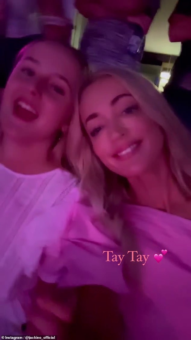 Она также поделилась в посте в Instagram Stories, как она и Китти наслаждаются выступлением.