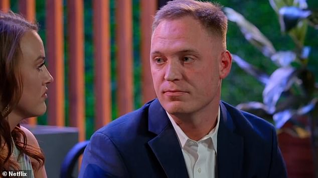«Она определенно солгала мне о том, как она выглядела», — сказал он продюсерам после первой встречи со стюардессой.