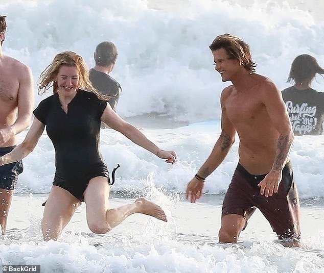 Беззаботный день Элли на пляже в Коста-Рике, когда она резвится на волнах с Армандо