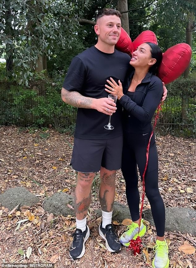 28-летняя бывшая звезда MAFS в субботу зашла в Instagram, чтобы рассказать о приятном моменте, когда ее парень Гай опустился на одно колено и задал ей очень важный вопрос.