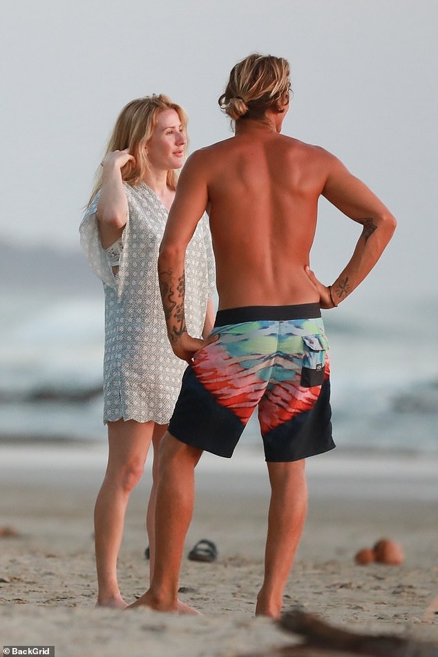 37-летняя певица надела кремовое платье с кружевным бюстгальтером под ним, наблюдая закат на пляже с Армандо.