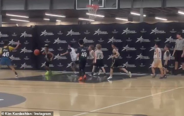Гордая мама поделилась видео своего восьмилетнего сына Сэйнта, демонстрирующего свои навыки на баскетбольной площадке, в своих историях в Instagram в субботу.
