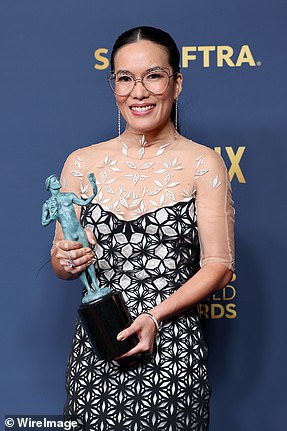 Али Вонг получила награду за лучшую женскую роль в телефильме или ограниченном сериале за говядину.