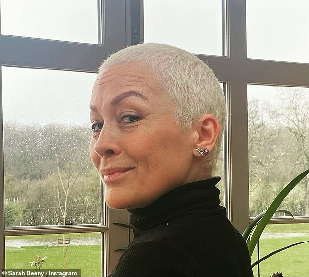 В марте 2023 года Сара рассказала, что ее платиновые волосы покрасил ее сын после лечения рака груди.