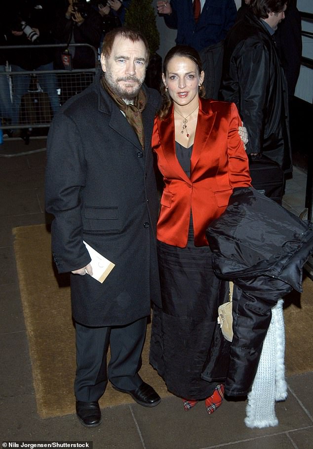 Пара рассказала, что во время их первой встречи в 1990 году, когда Брайан был в мировом турне «Короля Лира», произошел «фейерверк» (на фото 2005 года).
