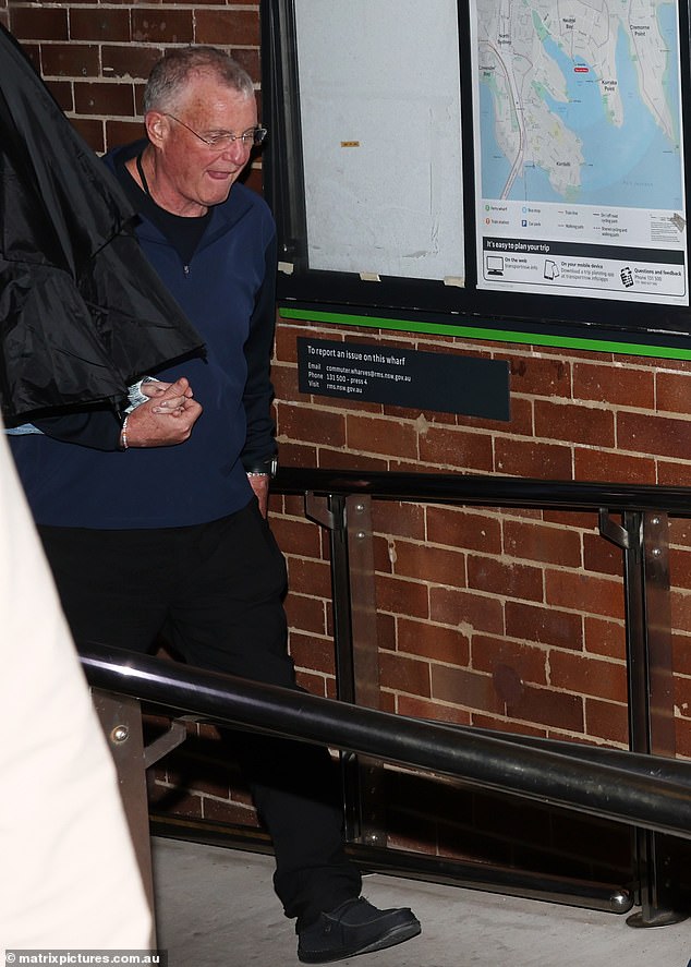 Скотт Свифт изображен держащим за руку Тейлора на пристани Нейтральный залив, на северном берегу Сиднея, около 3 часов ночи во вторник.