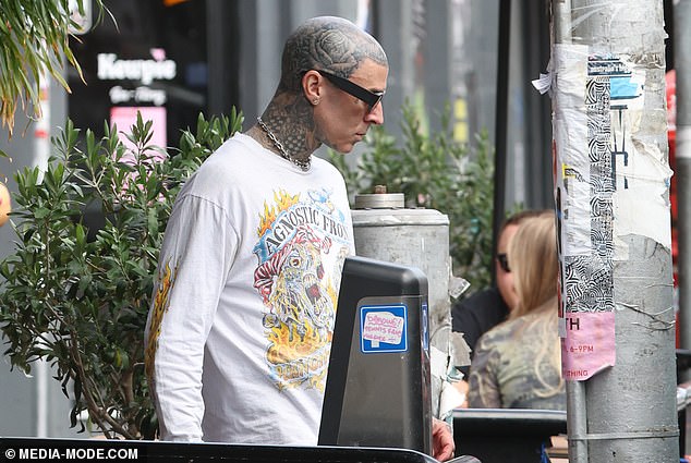 Барабанщик Blink-182 — веган и даже открыл собственный веганский ресторан Crossroads Kitchen в Лос-Анджелесе.