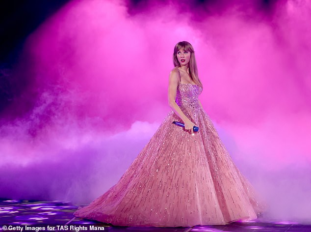 Представитель Swift недавно заявил, что поп-звезда компенсирует свой углеродный след, покупая углеродные кредиты, которые поддерживают проверенные проекты, которые помогают сократить глобальные выбросы в целях «защиты уязвимых экосистем».