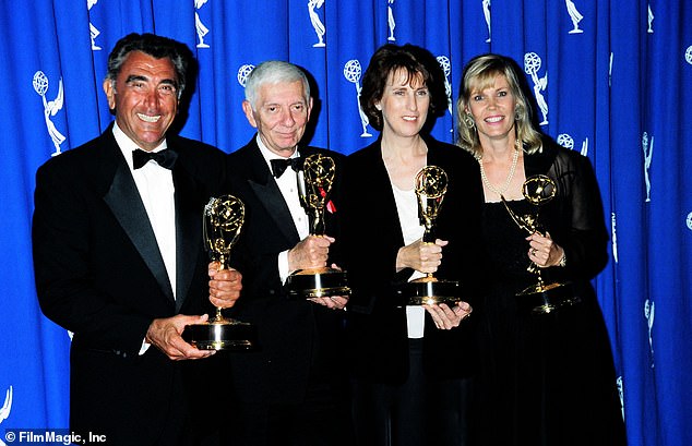 Винсент впервые встретил Аарона Спеллинга (в центре слева) в 1977 году, а годом позже, в 1978 году, они стали официальными продюсерами.