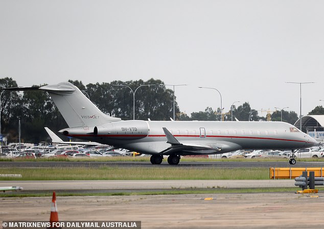 Bombardier Global 6000, на котором Тейлор и ее парень Трэвис Келси путешествовали в Австралию, был замечен рулившим по взлетно-посадочной полосе около полудня.
