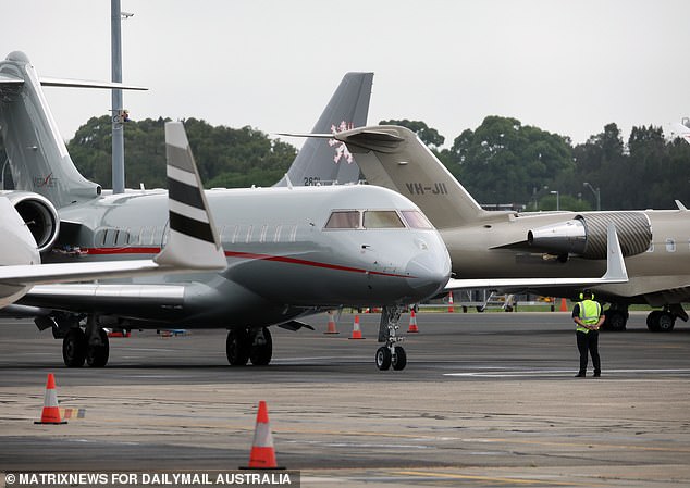 Частный самолет американского певца был замечен вылетающим из аэропорта Сиднея всего через несколько часов после предполагаемого инцидента.