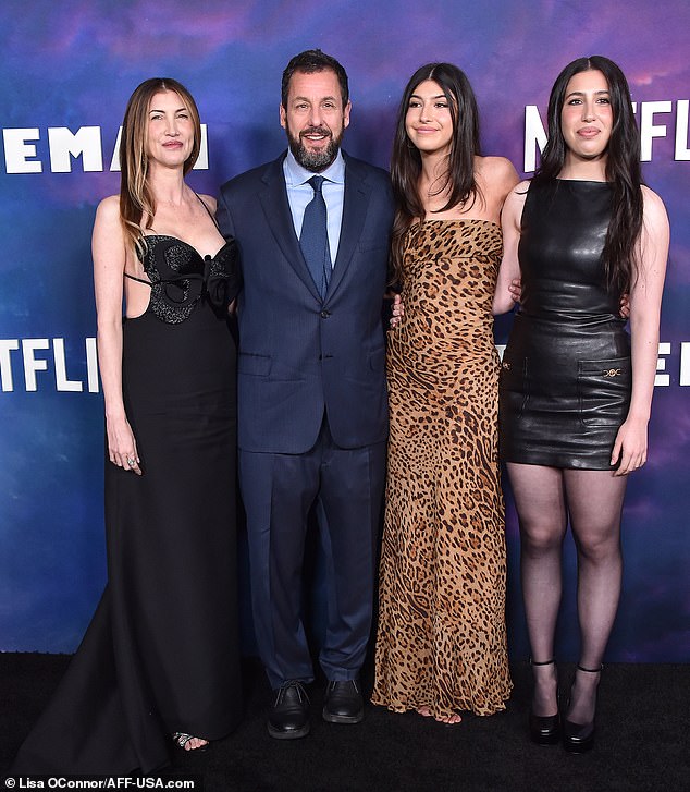 57-летний актер сменил свой обычный повседневный образ на элегантный синий костюм, позируя на красной дорожке со своей 49-летней женой Джеки (слева) и их двумя дочерьми Сэди, 17 лет, и Санни, 15 лет.