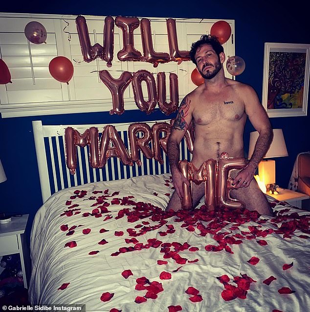 Брэндон позировал с воздушными шарами с надписью «Ты выйдешь за меня замуж», совершенно обнаженный на кровати, усыпанной розами.
