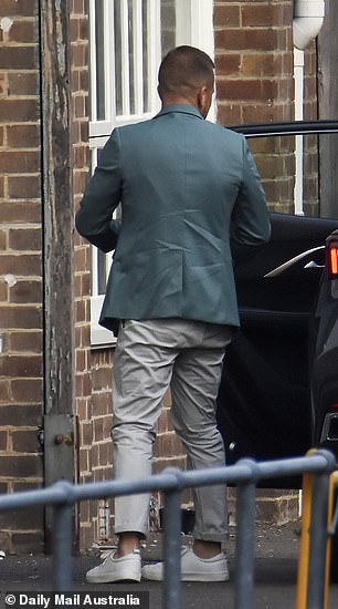 Бен выглядит шикарно в бежевых брюках и бирюзовом пиджаке.