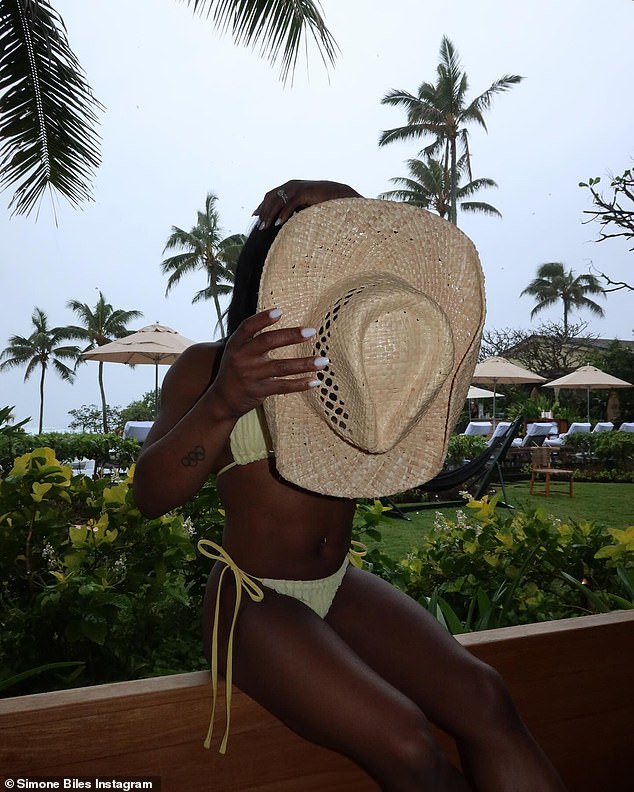 Явно любя выбранное ими место назначения, Симона поделилась еще одним постом, на котором она изображена на лужайке рядом с пляжем с подписью: «Направьте меня к ближайшему риэлтору».