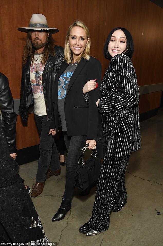 Тиш и певица Achy Breaky Heart поженились в 1993 году, пока она не подала на развод в апреле 2022 года, сославшись на «непримиримые разногласия», поскольку дата их расставания произошла двумя годами ранее;  Тиш, Билли и Ной в 2019 году в Лос-Анджелесе.