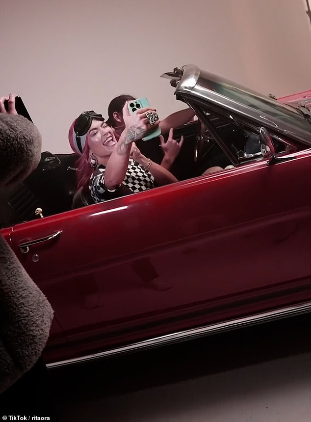 Хитмейкер сидела в машине с Гриффином, пока она делала селфи на телефон во время съемок музыкального клипа.