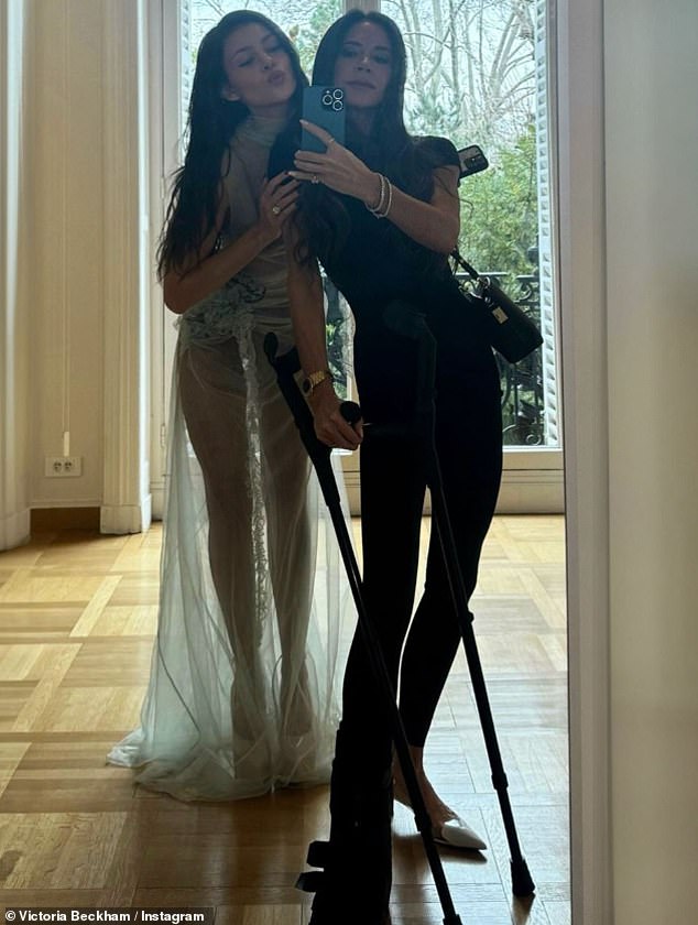 Никола несколько раз намекала, что появится на показе мод в конце недели, сфотографируется с Викторией и наденет свою линию одежды.