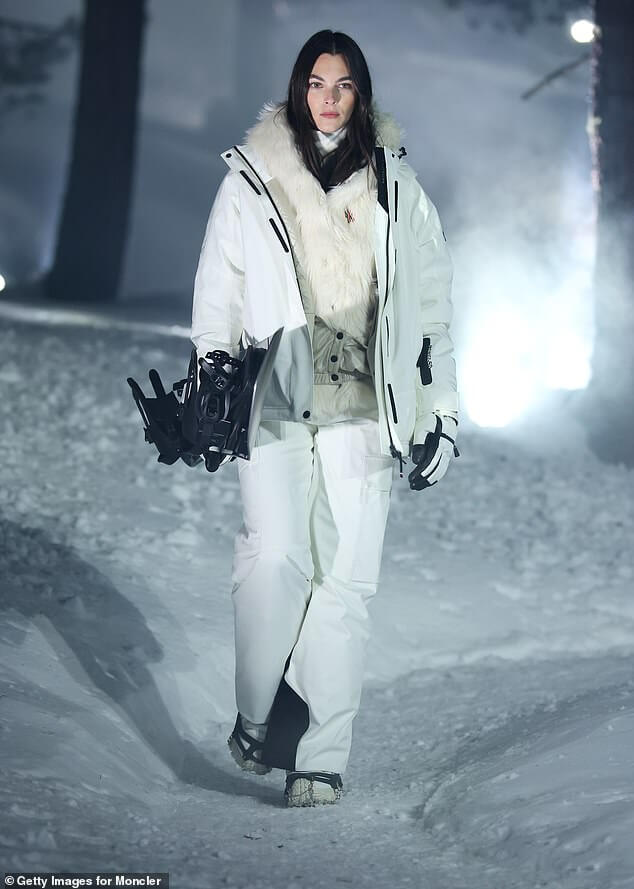 25-летняя модель, подруга Леонардо Ди Каприо, Виттория Черетти, ошеломляет шикарным белым лыжным костюмом, выставляя напоказ свои вещи во время показа в Швейцарских Альпах.