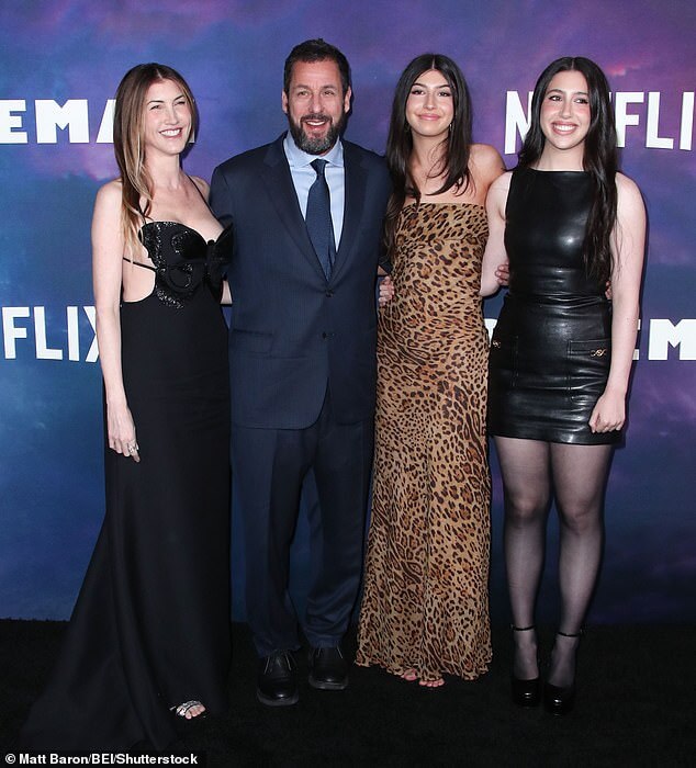 Адам Сэндлер позирует с гламурной женой Джеки и их двумя дочерьми Сэди, 17 лет, и Санни, 15 лет, на премьере фильма Netflix «Космонавт»