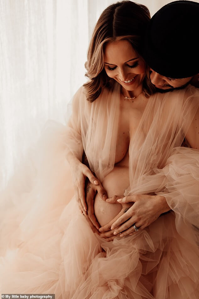 Астон Мерриголд и его беременная жена Сара Луиза позируют для трогательных снимков, демонстрируя ее цветущую шишку, пока пара готовится встретить своего третьего ребенка