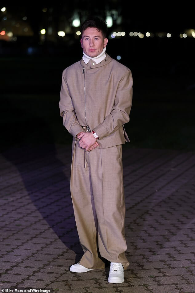 Барри Кеоган демонстрирует свое шикарное чувство стиля в ярком светло-коричневом комбинезоне, отмахиваясь от пренебрежения BAFTA и отправляясь на показ Burberry на Неделе моды в Лондоне.