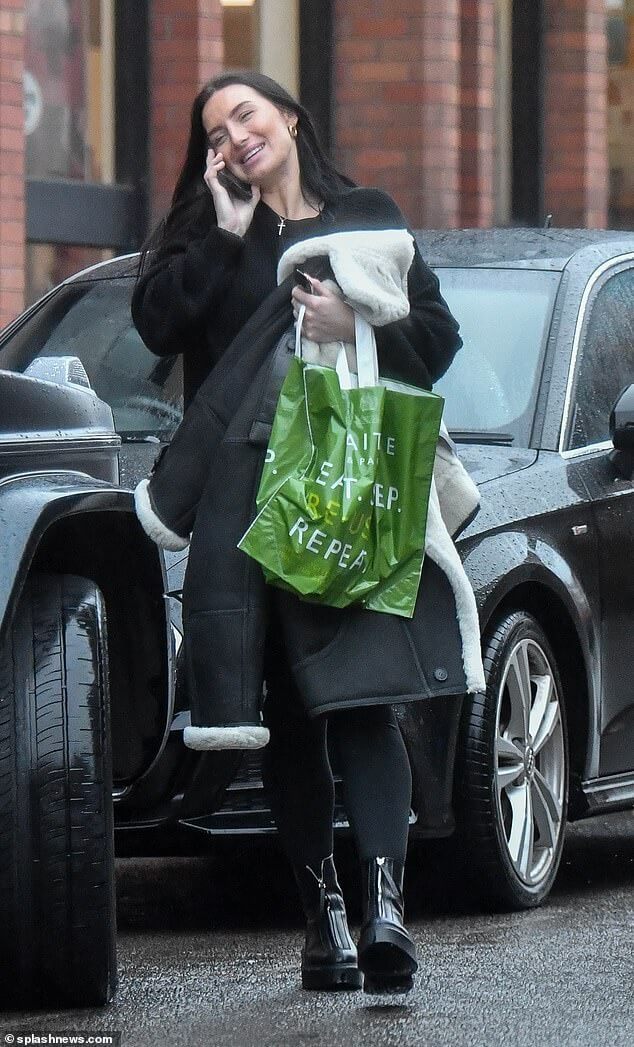 Беременная Энни Килнер, 31 год, выглядела в хорошем настроении, смеясь по телефону на фоне скандала об отцовстве своего бывшего бывшего Кайла Уокера.