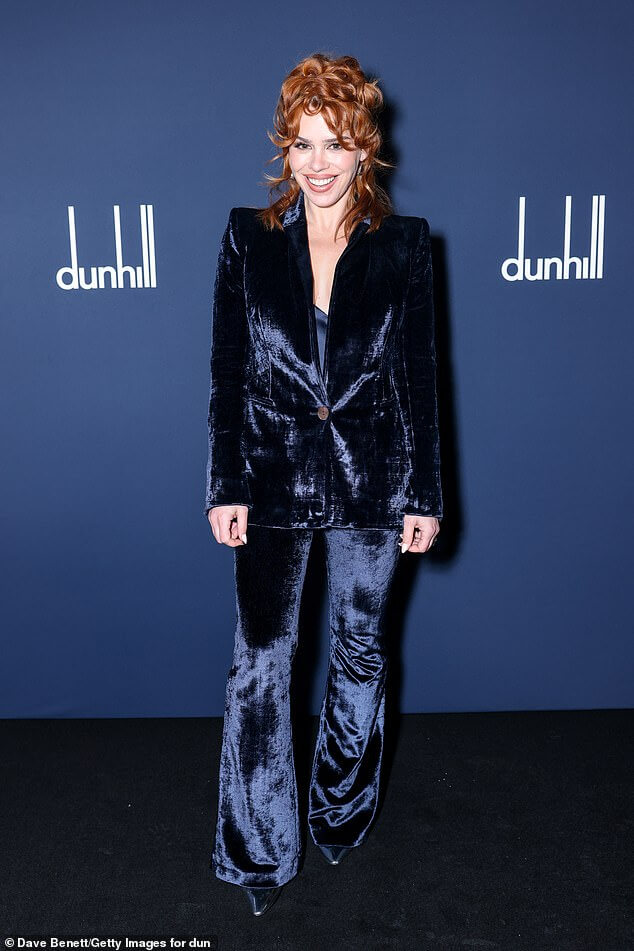 Билли Пайпер излучает гламур в темно-синем бархатном костюме, когда она появляется впервые с тех пор, как «рассталась с бойфрендом Джонни Ллойдом» на вечеринке Dunhill & BSBP перед вручением премии BAFTA.