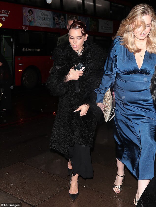 Билли Пайпер, облаченная в элегантное пальто из искусственного меха, выходит в шумный Лондон для гламурного выступления на церемонии вручения наград Broadcast Awards.