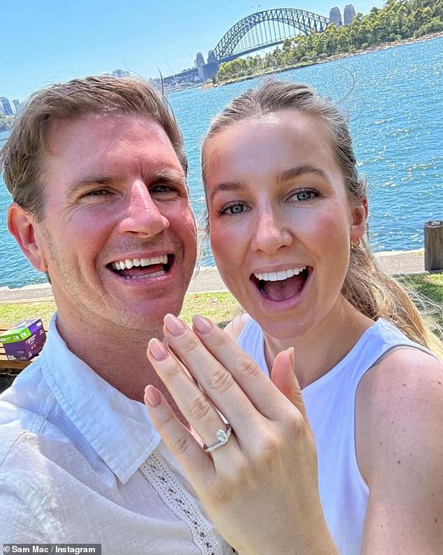 В то время Сэм поделился хорошей новостью в Instagram вместе с фотографией Ребекки, сверкающей своим обручальным кольцом с бриллиантом.
