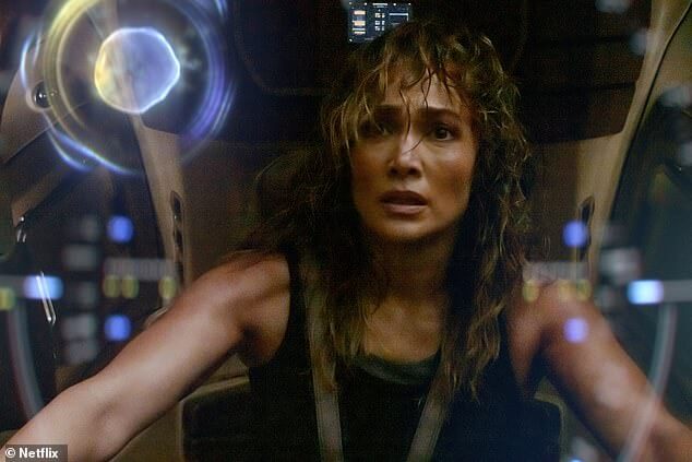 Дженнифер Лопес впервые появляется в научно-фантастическом фильме «Атлас», где она носит вьющиеся волосы и играет аналитика разведки, застрявшего на далекой планете.