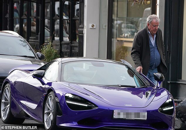 Джереми Кларксон демонстрирует фиолетовый суперкар McLaren стоимостью 260 000 фунтов стерлингов во время прогулки по Ноттинг-Хиллу.