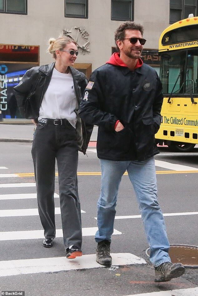 Джиджи Хадид и Брэдли Купер сияют от счастья, когда вместе выходят в Нью-Йорк — после того, как держались за руки в Лондоне