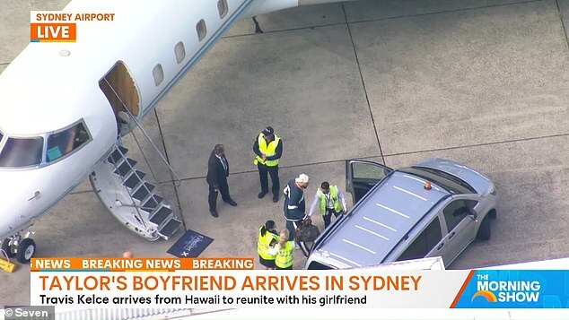 Единственное изображение доказывает, что Австралия сошла с ума, когда парень Тейлор Свифт, герой Суперкубка, прибывает в Сидней на частном самолете как раз к ее аншлаговым концертам Eras Tour.