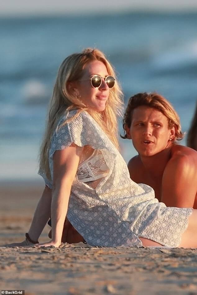 Элли Гулдинг выглядит очарованной инструктором по серфингу Армандо Переса на пляже в Коста-Рике после объявления о расставании с мужем Каспаром Джоплингом