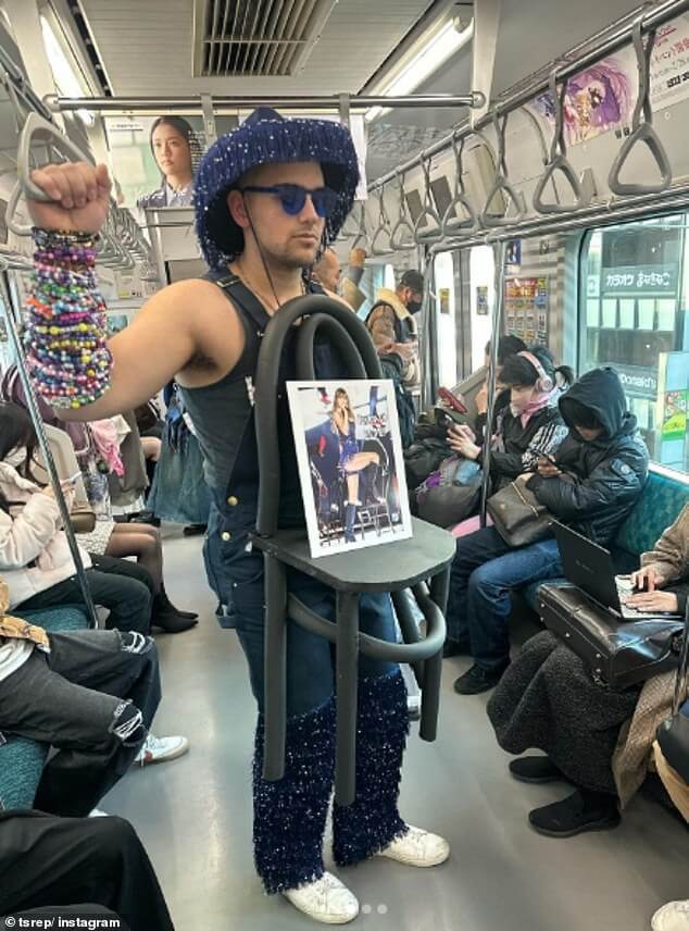 Это преданность!  Радикальный фанат Тейлор Свифт раскрывает свой дикий наряд на концерте поп-звезды в Японии и почему никто не смотрит на него в поезде на концерт