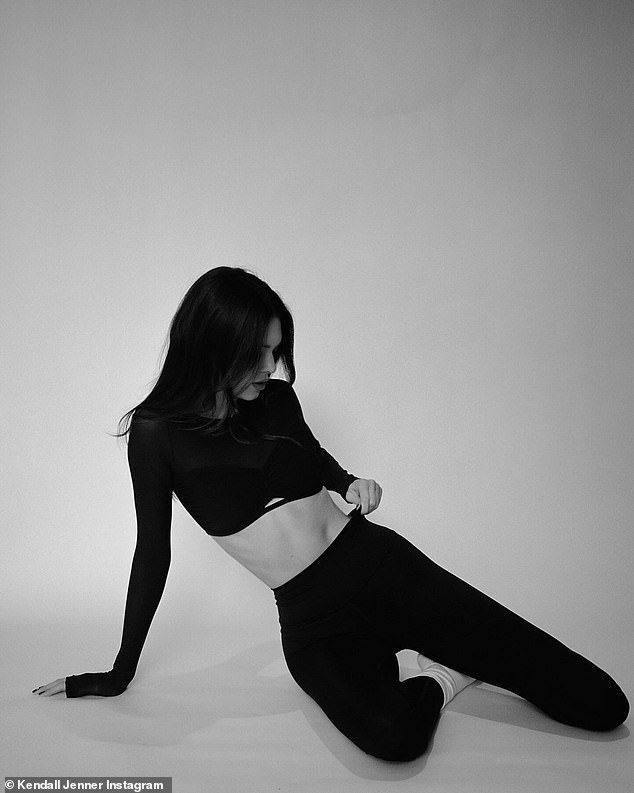 28-летняя модель была одета в черный укороченный топ с длинными рукавами и леггинсы с высокой талией от Alo, демонстрируя свою тонкую талию.