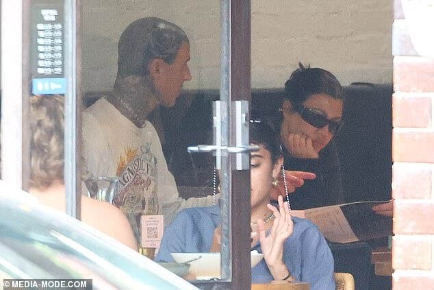 Кортни Кардашьян в рок-шике во всем черном, когда она и Трэвис Баркер идут на обед в популярный вегетарианский ресторан Vegie Bar в Мельбурне.