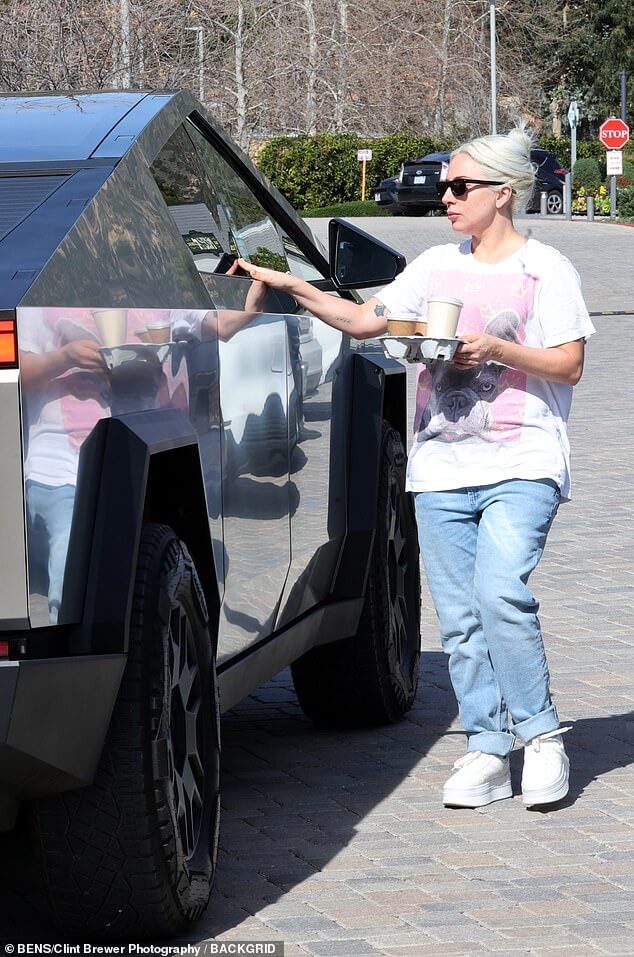 Леди Гага в джинсах с манжетами и белой футболке выглядит непринужденно, пока она едет за кофе на своем Tesla Cybertruck за 120 тысяч долларов.