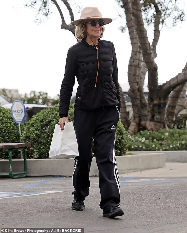 Мег Райан, 62 года, наслаждается прогулкой RARE, демонстрируя непринужденную фигуру в черной куртке и спортивных штанах, когда она берет обед в Санта-Барбаре.