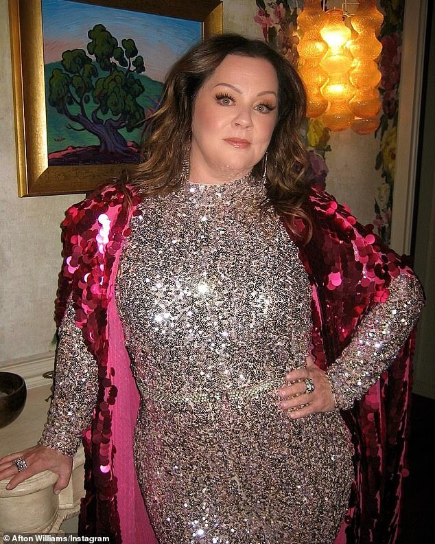 Мелисса Маккарти продемонстрировала похудение в комбинезоне с серебряными пайетками на вечеринке по просмотру RuPaul’s Drag Race