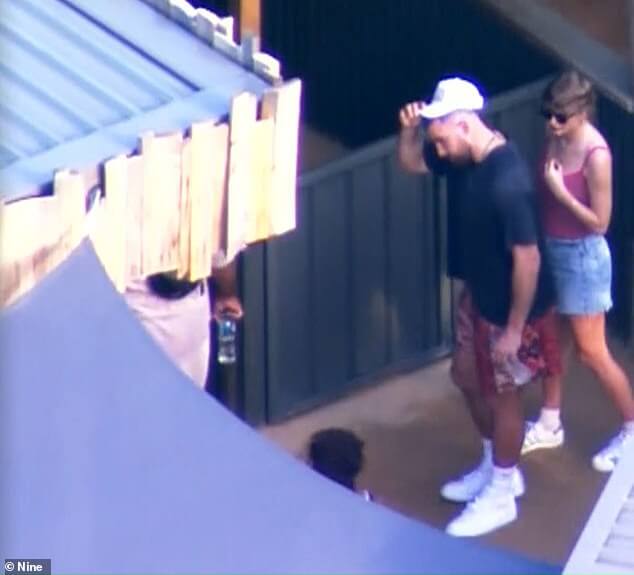 Милое свидание Тейлор Свифт и Трэвиса Келси в зоопарке!  Певица привезла звездного любовника НФЛ в свое любимое место в Сиднее после того, как он присоединился к ней в туре после победы на Суперкубке.