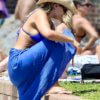 Наташа Окли позаботилась о том, чтобы все взгляды были прикованы к ней в воскресенье, когда она заскочила на пляж Бронте в Сиднее, чтобы освежиться.  На фото