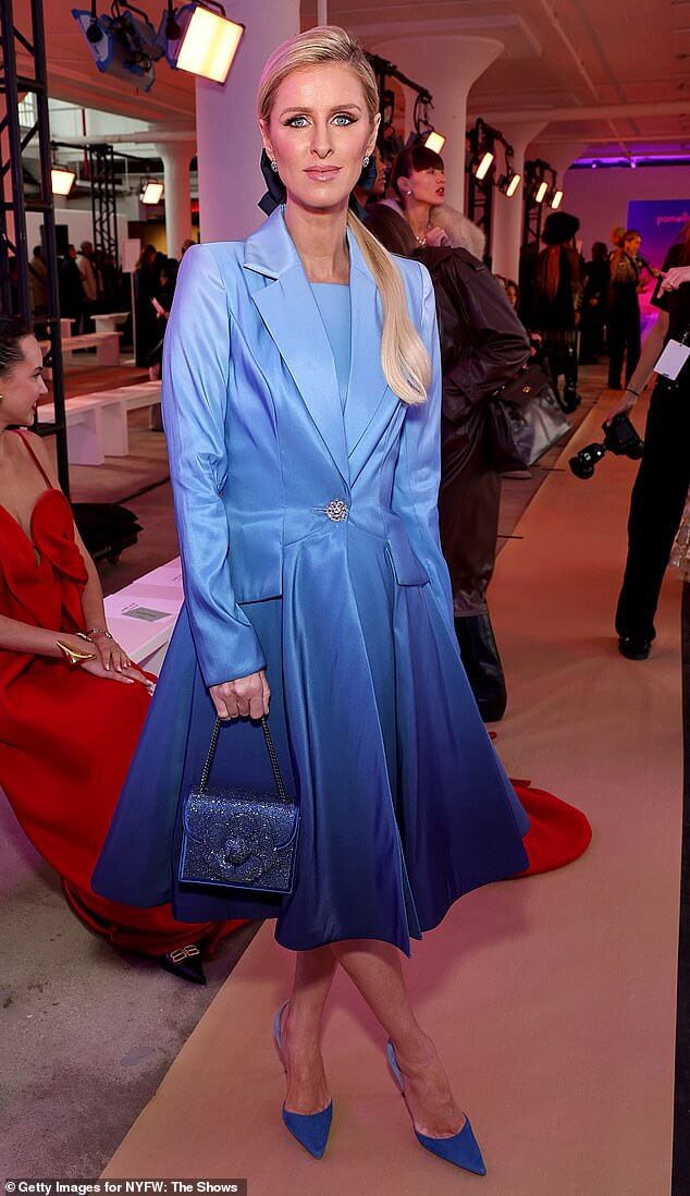 Ники Хилтон привлекает внимание в синем платье-пальто с эффектом омбре, возглавляя звезд на показе Памеллы Роланд на Нью-Йоркской неделе моды.