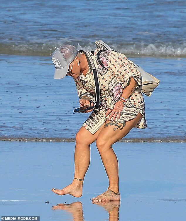Пинк доказывает, что она настоящая смельчак, осматривая синих ботинок на пляже Голд-Коста вместе со своим мужем Кэри Хартом и двумя детьми.