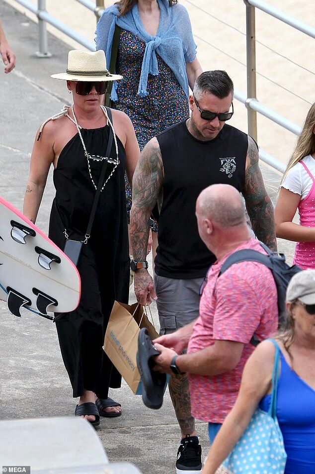 Пинк прогуливается по знаменитому сиднейскому пляжу Бонди-Бич с мужем Кэри Хартом и двумя детьми перед началом австралийского тура.